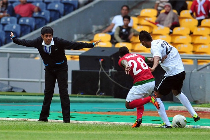 Pelatih timnas Indonesia, Nil Maizar (kiri), memberikan instruksi kepada para pemainnya saat laga persahabatan jelang Piala AFF 2012.