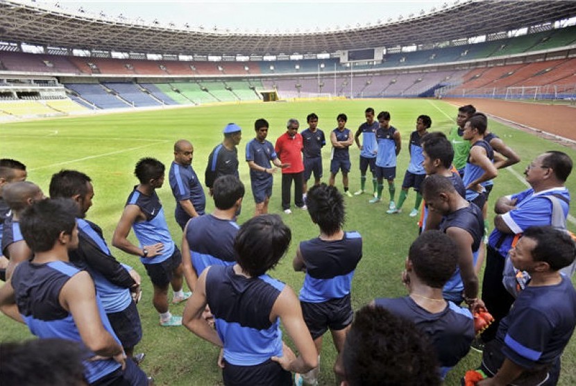 Pelatih Timnas Indonesia, Nil Maizar, memberikan pengarahan kepada para pemainnya. 