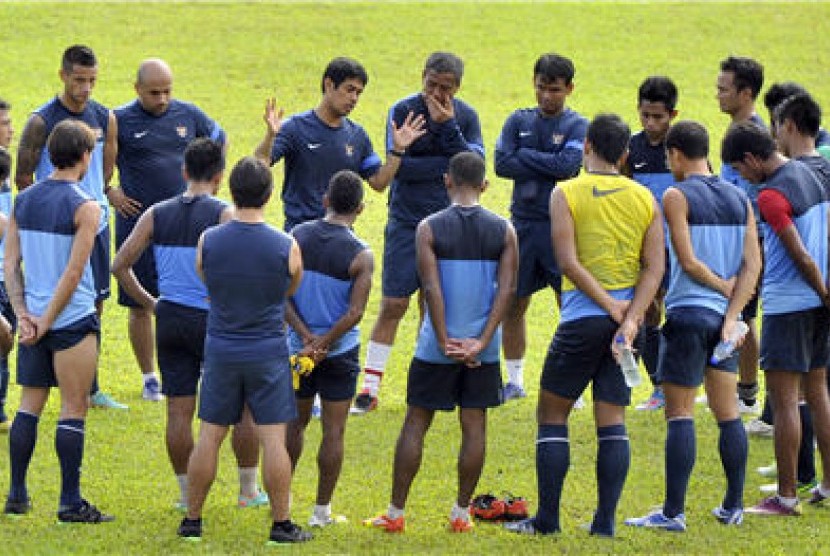 Pelatih timnas Indonesia, Nil Maizar (tengah), memberikan intruksi kepada para pemainnya. 
