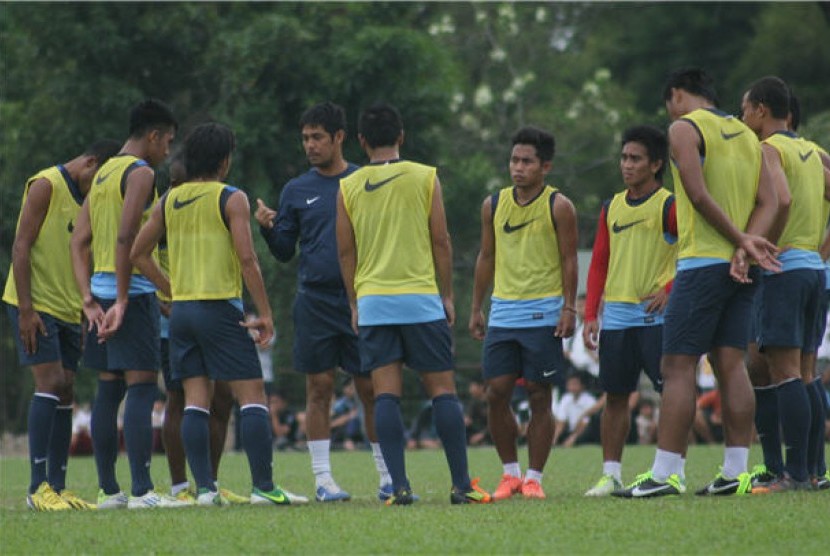  Pelatih Timnas Indonesia, Nil Mizar, memberikan instruksi saat memimpin latihan timnas di Stadion Universitas Sumatera Utara (USU) Medan, Sumatera Utara, jelang kualifikasi Piala Asia 2015. 