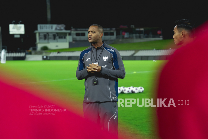 Pelatih timnas Indonesia Patrick Kluivert saat memimpin latihan di Sydney, Australia.