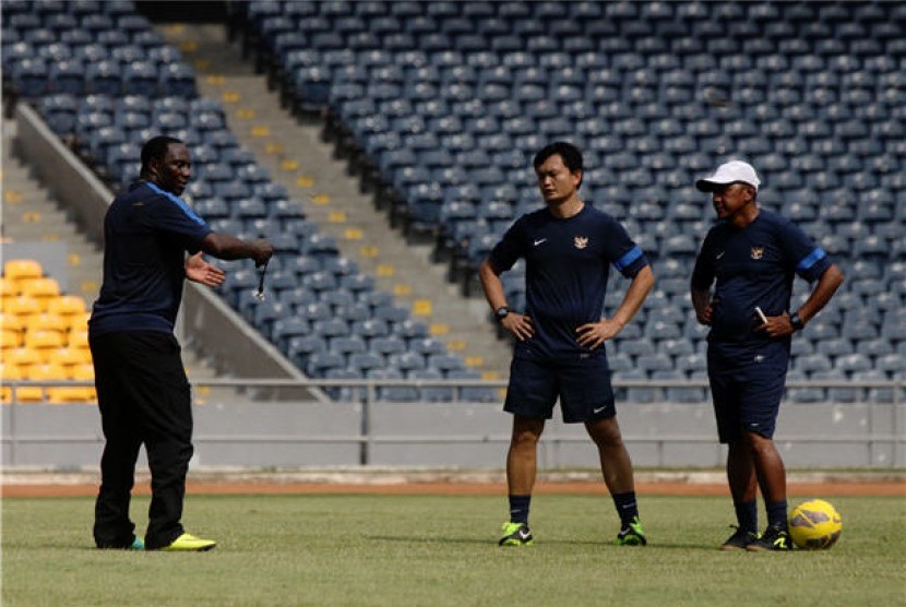 Pelatih Timnas Indonesia, Rahmad Darmawan (kanan), dan Jacksen F. Tiago (kiri) saat melakukan sesi latihan timnas di Stadion Gelora Bung Karno (GBK), Jakarta, Rabu (20/3). 