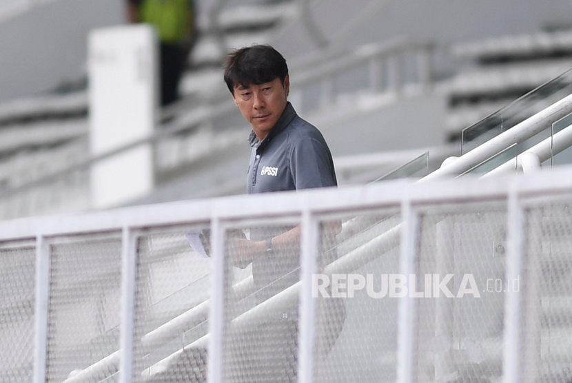 Pelatih Timnas Indonesia Shin Tae-yong berjalan usai menyaksikan pertandingan PSM Makassar melawan Kaya FC-Iloilo pada laga penyisihan Grup H Piala AFC 2020 di Stadion Madya, Senayan, Jakarta, Selasa (10/3/2020).