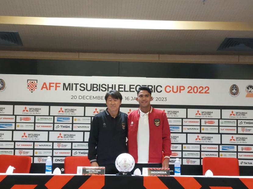 Pelatih Timnas Indonesia Shin Tae-yong bersama pemain Marselino Ferdinan dalam konferensi pers jelang pertandingan semifinal Piala AFF 2022 melawan Vietnam di Stadion Utama Gelora Bung Karno (SUGBK), Jakarta, Kamis (5/1/2023).