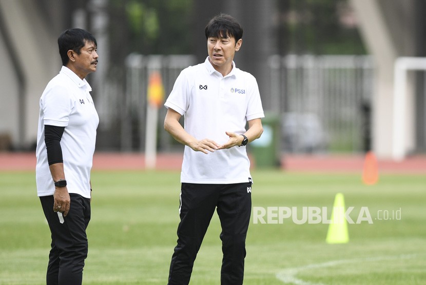 Pelatih Timnas Indonesia Shin Tae-yong (kanan) berbincang dengan asisten pelatih Indra Sjafri saat seleksi pemain Timnas Indonesia U-19 di Stadion Wibawa Mukti, Cikarang, Bekasi, Jawa Barat, Senin (13/1/2020).