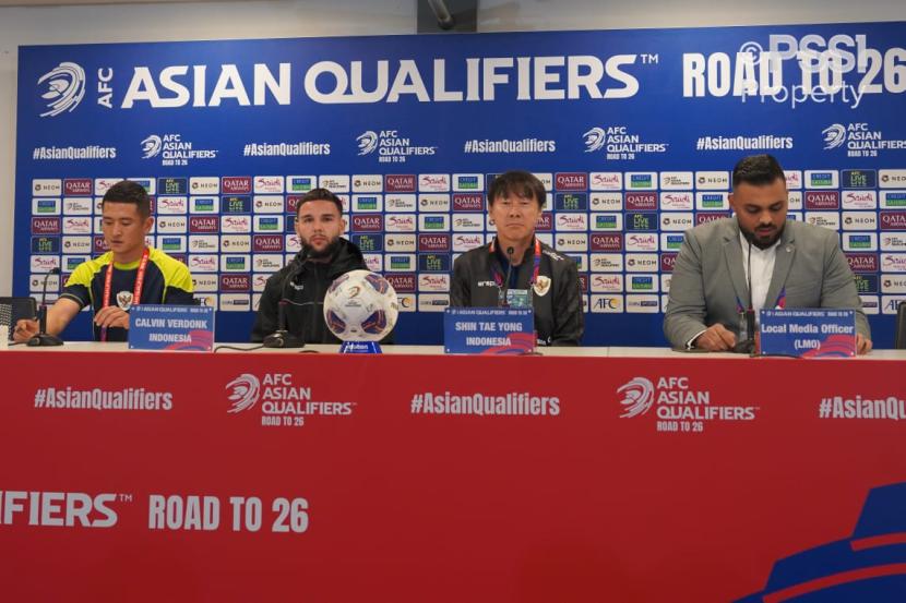 Pelatih timnas Indonesia Shin Tae-yong (kedua kanan) dan Calvin Verdonk (kedua kiri) dalam konferensi pers sebelum pertandingan melawan Bahrain di Stadion Nasional Bahrain, Riffa, Manama, Rabu (9/10/2024) malam WIB.