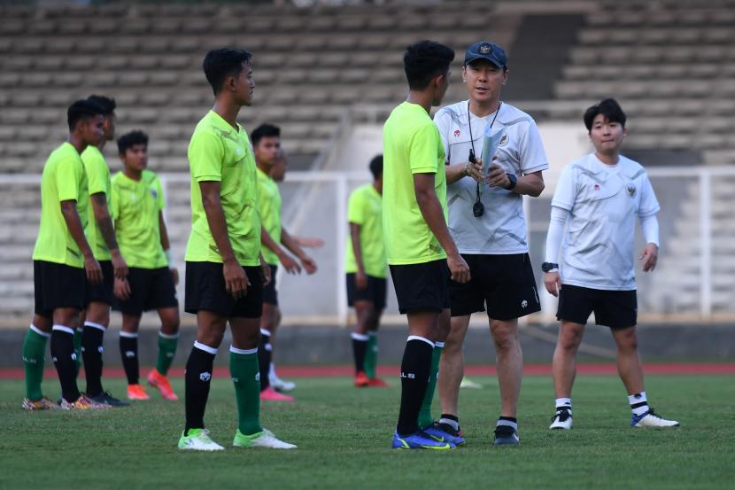 Pelatih timnas Indonesia Shin Tae-yong (kedua kanan) memberikan arahan kepada pesepak bola timnas U-19 (ilustrasi)
