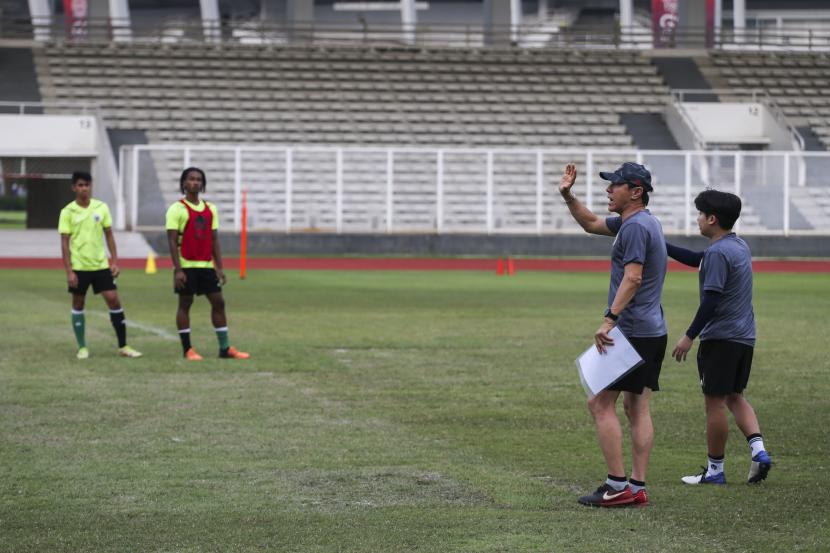 Pelatih timnas Indonesia Shin Tae-yong (kedua kanan) memberikan arahan kepada pesepak bola timnas U-19 saat memimpin latihan di Stadion Madya, Kompeks Gelora Bung Karno, Jakarta, Kamis (23/6/2022). Latihan tersebut untuk persiapan timnas sepak bola U-19 yang akan berlaga di Piala AFF U-19 2022 pada 2-15 Juli 2022.