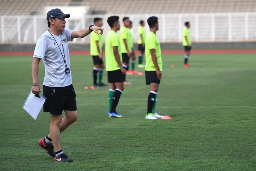 Pelatih timnas Indonesia Shin Tae-yong (kiri) memberikan arahan kepada pesepak bola timnas U-19 saat memimpin latihan di Stadion Madya, Kompeks Gelora Bung Karno, Jakarta, Selasa (21/6/2022). Latihan tersebut untuk persiapan timnas sepak bola U-19 yang akan berlaga di Piala AFF U-19 2022 pada 2-15 Juli 2022. 