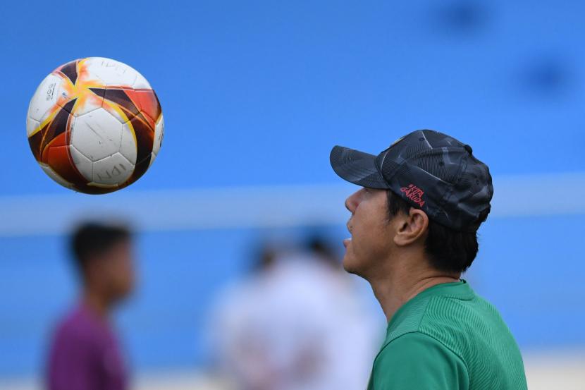 Pelatih timnas U-23 Indonesia Shin Tae-yong memainkan bola saat memimpin latihan jelang laga melawan timnas Timor Leste di Stadion Distrik Tam Nong, Phu Tho, Vietnam, Jumat (9/5/2022). Jelang laga kedua Grup A yang akan berlangsung pada Selasa (10/5/2022), timnas Indonesia masih menghadapi kendala lapangan latihan yang buruk.