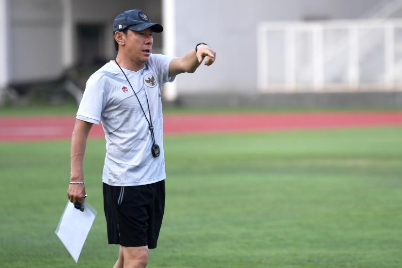 Pelatih timnas Indonesia U-20 Shin Tae-yong mengamati pemain saat memimpin latihan.