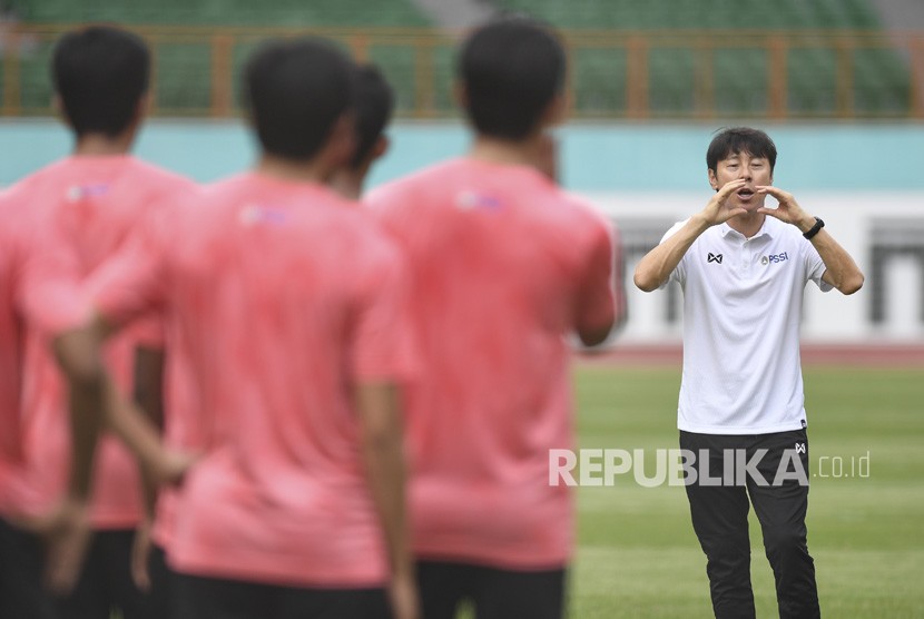 Pelatih Timnas Indonesia Shin Tae-yong memberikan instruksi saat seleksi pemain Timnas Indonesia U-19 di Stadion Wibawa Mukti, Cikarang, Bekasi, Jawa Barat, Senin (13/1/2020).