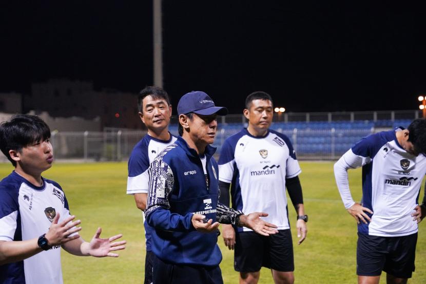 Pelatih timnas Indonesia Shin Tae-yong memimpin latihan timnas Indonesia di Hamad Town Youth & Sports Ground, Hamad Town.