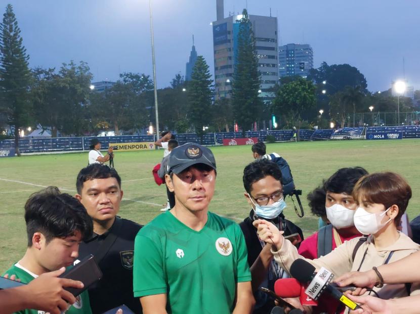 Pelatih Timnas Indonesia Shin Tae-yong saat memimpin latihan Timnas Indonesia U-19 di Stadion ABC, Senayan, Selasa (30/8/2022).  Pelatih tim nasional Indonesia Shin Tae-yong meminta para pemainnya yang berkarier di liga-liga luar negeri tidak cepat puas dengan pencapaian mereka saat ini.