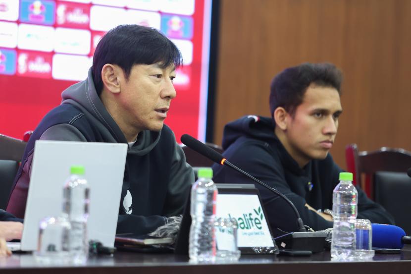 Pelatih Timnas Indonesia Shin Tae-yong (STY) mengakui persiapan timnas agak sedikit terhambat akibat beberapa pemain yang terserang sakit menjelang pertandingan keempat Grup F Kualifikasi Piala Dunia 2026 zona Asia putaran kedua di Stadion My Dinh, Hanoi, Selasa (26/3/2024).