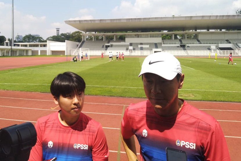 Pelatih timnas Indonesia, Shin-Tae Yong (topi putih) saat latihan di Stadion Madya Gelora Bung Karno, Jakarta, belum lama ini.