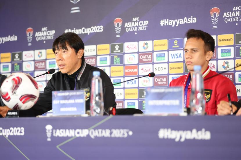 Pelatih timnas Indonesia Shin Tae-yong (kiri).