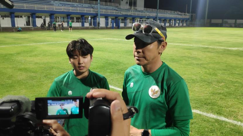 Pelatih timnas Indonesia, Shin Tae Yong di Stadion Sidolig, Kota Bandung, Jumat (27/5/2022). 