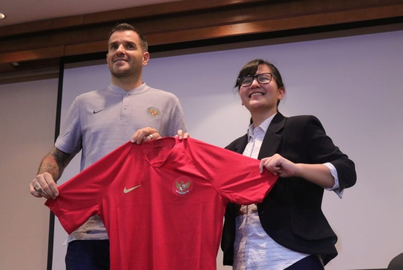 Pelatih timnas Indonesia  Simon McMenemy dan Sekjen PSSI Ratu Tisha Destria.