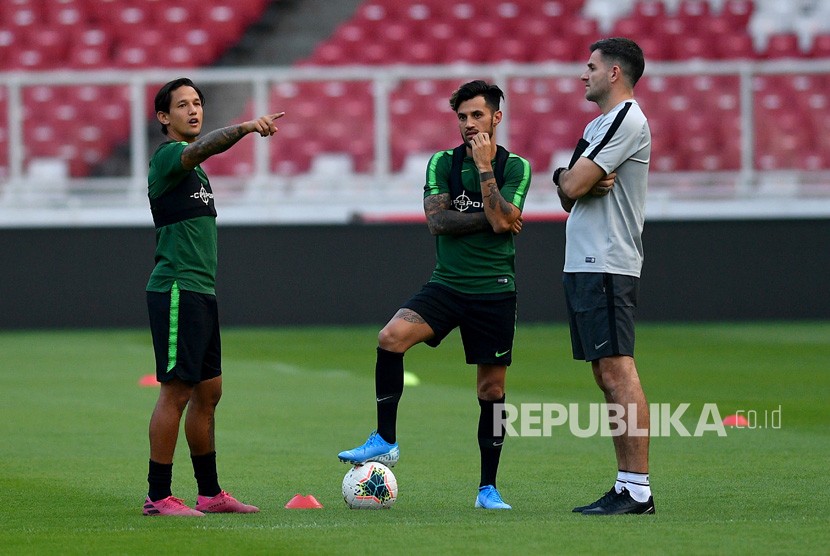 Pelatih Timnas Indonesia Simon McMenemy (kanan) berbincang dengan pemain Timnas Stefano Lilipaly (tengah) dan Irfan Bachdim sebelum berlatih di Stadion Utama Gelora Bung Karno, Jakarta, Ahad (1/9/2019).