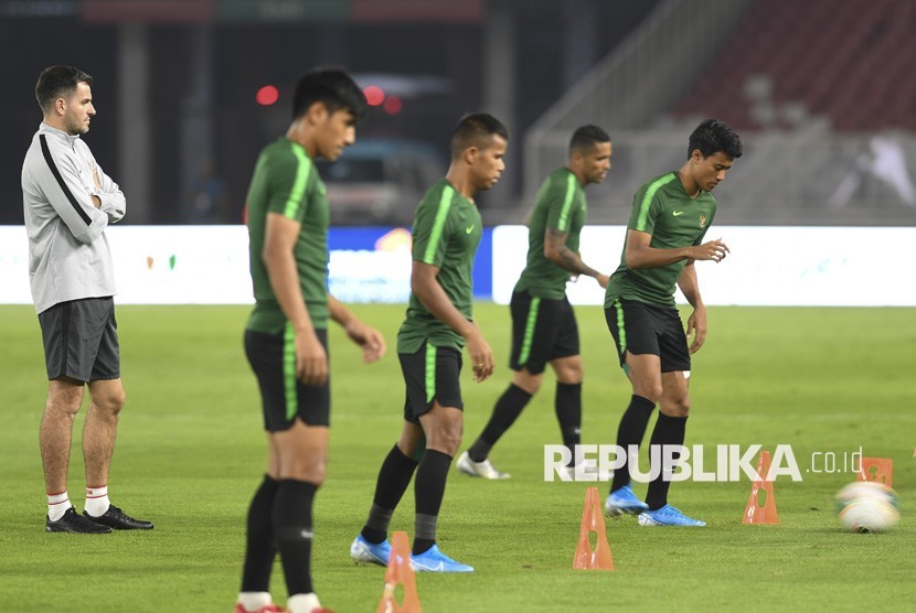 Pelatih timnas Indonesia Simon McMenemy (kiri) menyaksikan anak asuhnya berlatih saat sesi latihan resmi di Stadion Utama Gelora Bung Karno, Senayan, Jakarta, Rabu (4/9/2019). 