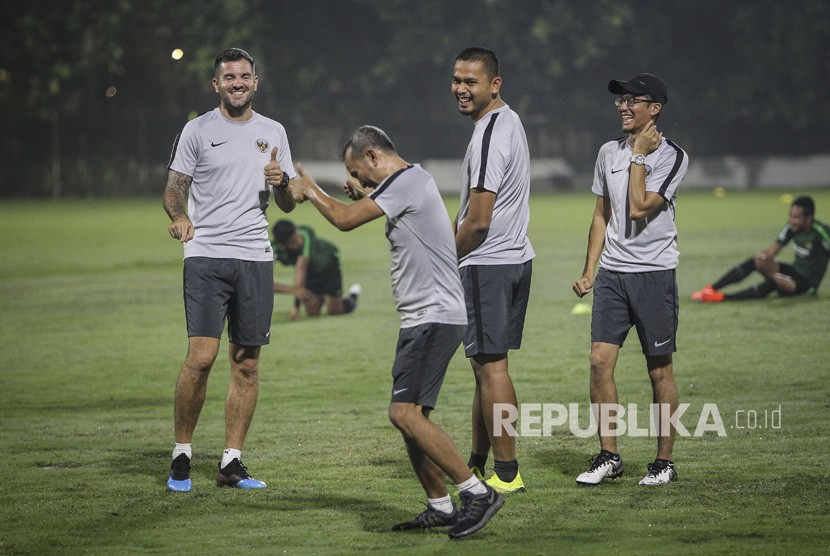 Pelatih timnas Indonesia Simon McMenemy (kiri) saat mengikuti sesi latihan di lapangan ABC Gelora Bung Karno (GBK), Senayan, Jakarta, Jumat (7/6/2019). 