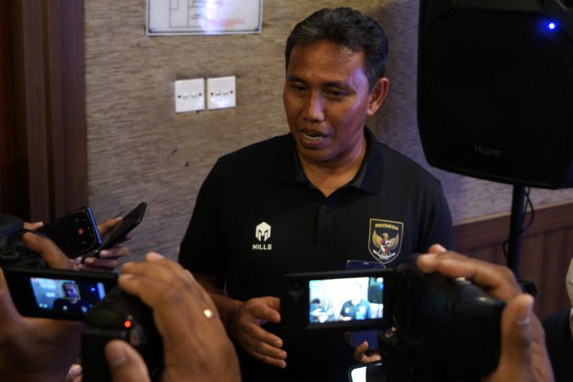 Pelatih timnas Indonesia U-16 Bima Sakti menjawab pertanyaan wartawan usai pertandingan Piala AFF U-16 2022.