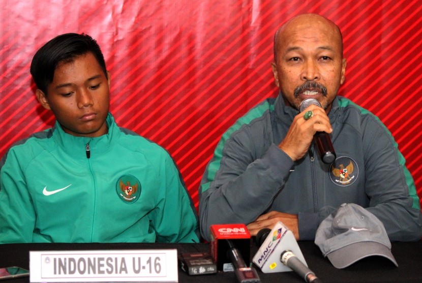 Pelatih Timnas Indonesia U-16 Fakhri Husaini (kanan).