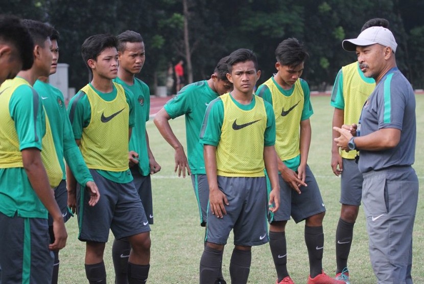 Pelatih Timnas Indonesia U-16 Fakhri Husaini (kanan) bersama anak asuhnya.