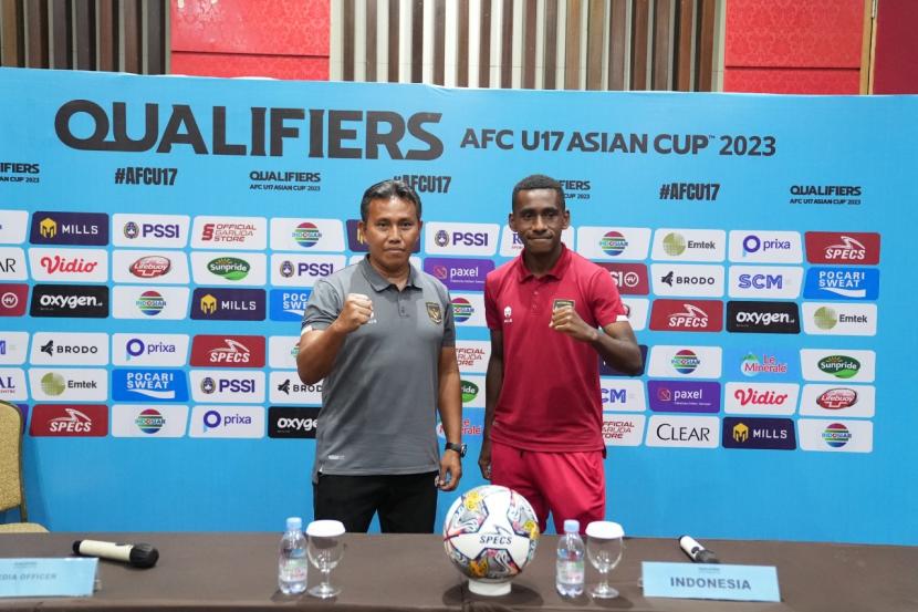 Pelatih timnas Indonesia U-17 Bima Sakti (kiri)