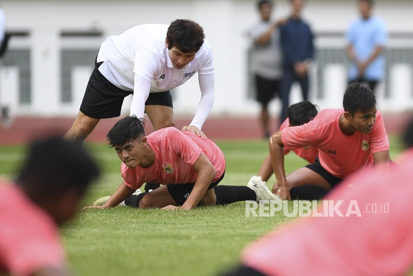 Pelatih Timnas Indonesia U-19 Gong Oh-kyun memberikan instruksi saat seleksi pemain Timnas Indonesia U-19 di Stadion Wibawa Mukti, Cikarang, Bekasi, Jawa Barat, Senin (13/1/2020).