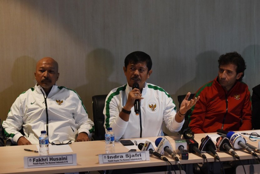 Pelatih Timnas Indonesia U-19 Indra Sjafrie (tengah) menjawab pertanyaan disaksikan Pelatih Timnas Luis Milla (kanan) dan Pelatih Timnas U-16 Fakhri Husaini (kiri) saat konferensi pers di Kantor PSSI, Jakarta, Kamis (9/2). 