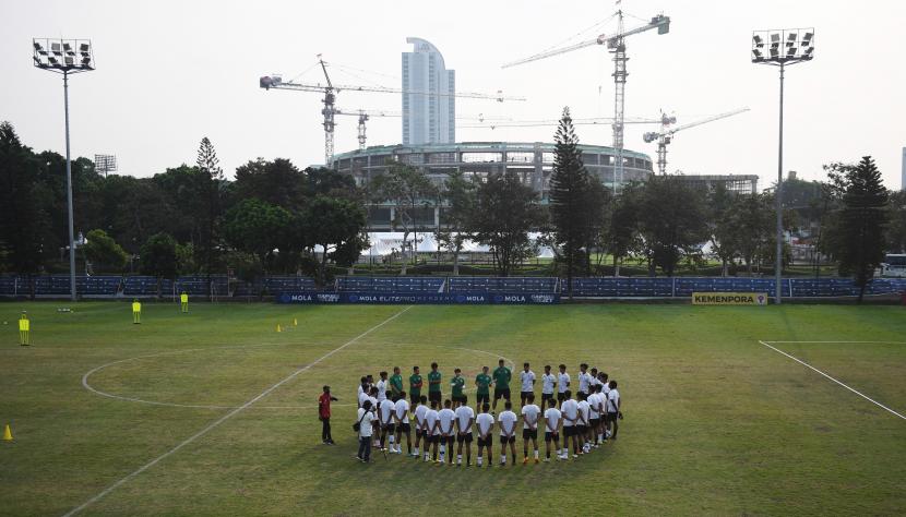 Pelatih Timnas Indonesia U-19 Shin Tae-yong (tengah) memberikan instruksi saat latihan di Lapangan ABC, Senayan, Jakarta, Selasa (30/8/2022). Latihan tersebut merupakan persiapan untuk menghadapi laga kualifikasi Piala Asia U-20 2023.