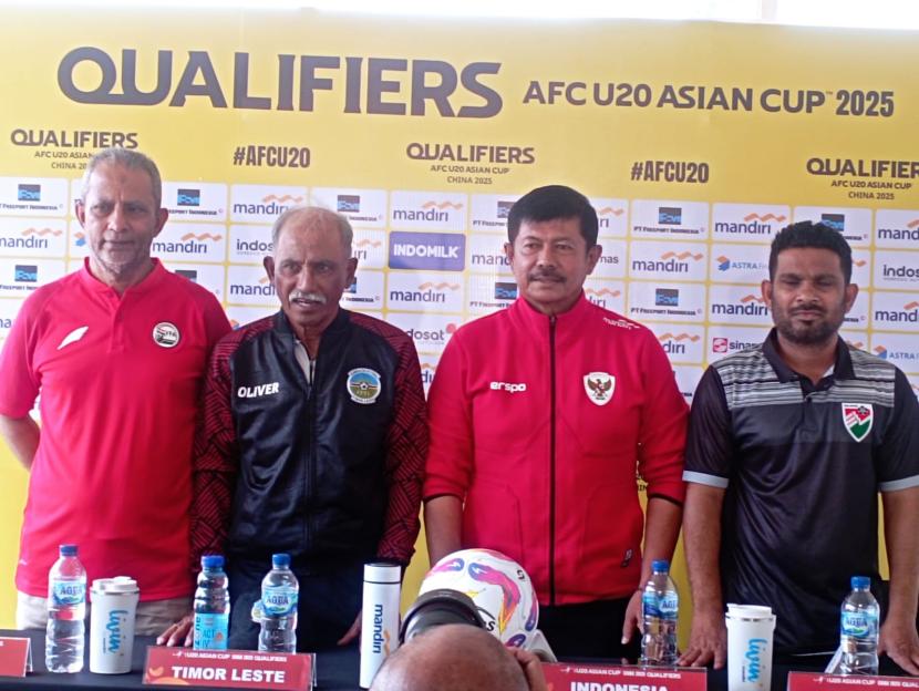 Indonesia U-20 national team coach Indra Sjafri (second right) with coaches from Yemen, Maldives and East Timor,