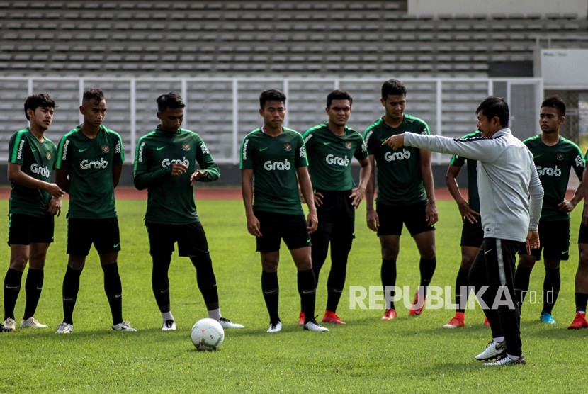 Pelatih Timnas Indonesia U-22 Indra Sjafri (kedua kanan) memberikan intruksi kepada pemain saat sesi latihan di Lapangan Madya, Komplek SUGBK, Senayan, Jakarta, Selasa (8/1/2019).