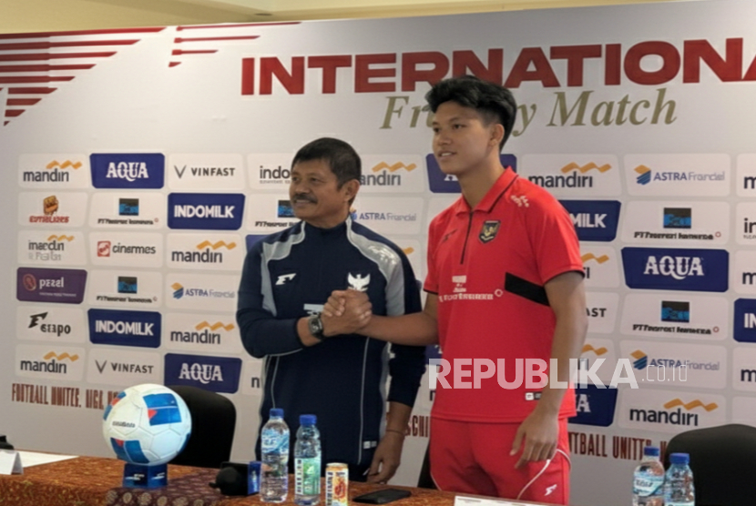 Pelatih timnas Indonesia U-22 Indra Sjafri (kiri) 