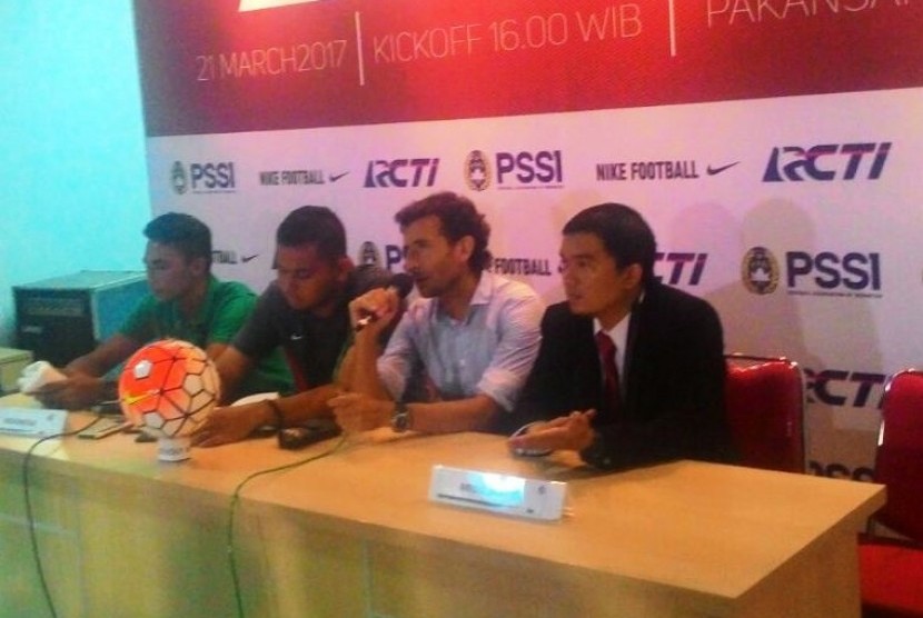 Pelatih timnas Indonesia U-22 Luis Milla Aspas (kedua kanan).