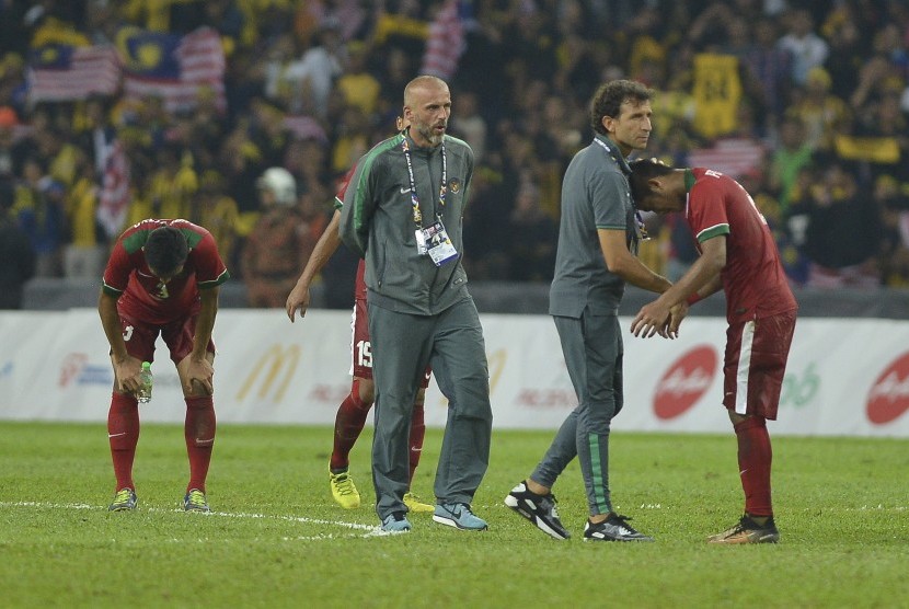 Pelatih timnas Indonesia U-22 Luis Milla (kedua kanan) menenangkan pemain seusai bertanding melawan Timnas Malaysia U-22 dalam babak semi final SEA Games XXIX Kuala Lumpur di Stadion Majlis Perbandaran Selayang, Malaysia, Sabtu (26/8). Indonesia gagal ke final setelah kalah 0-1 dari Malaysia.