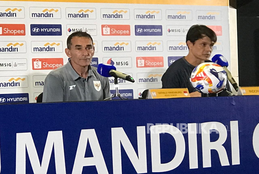 Pelatih timnas Indonesia U-23 Gerald Vanenburg (kiri).