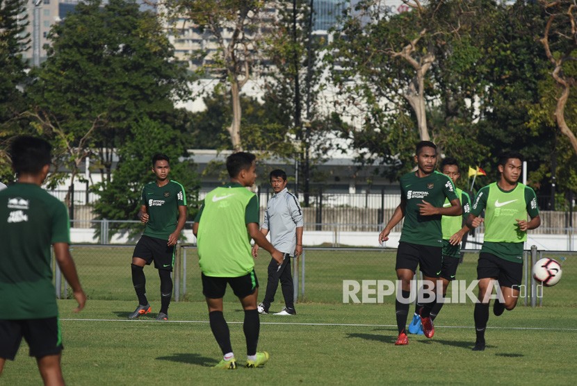 Pelatih timnas Indonesia U-23 Indra Sjafri (tengah) mengamati pemain asuhannya yang melakukan sesi latihan di Lapangan G, Komplek Gelora Bung Karno, Jakarta, Senin (21/10/2019). 