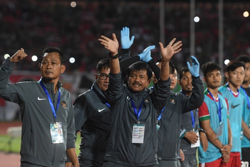 Pelatih Timnas Indonesia U19 Indra Sjafri (tengah) menyapa penonton saat laga Timnas Indonesia U19 melawan Timnas U19 Laos pada Turnamen Piala AFF U19 di Gelora Delta Sidoarjo, Sidoarjo, Jawa Timur, Minggu (1/7).