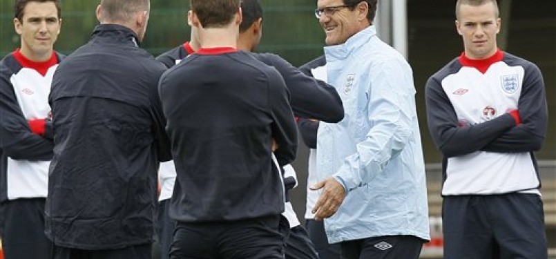 Pelatih timnas Inggris, Fabio Capello, ketika memimpin skuatnya latihan di London Colney, Inggris.