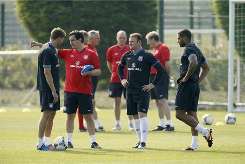 Pelatih timnas Inggris, Gary Neville (dua kiri), memberikan arahan kepada pemain saat sesi latihan di fasilitas pelatihan Arsenal di London Colney, Inggris, Selasa (29/5). 
