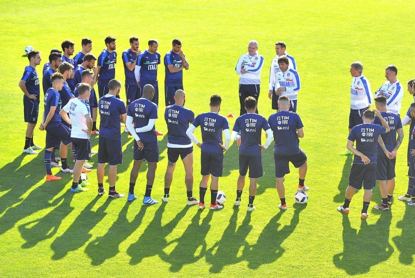 Pelatih Timnas Italia, Antonio Conte (tengah), memimpin sesi pemusatan latihan timnas di Sport Center Coverciano, Florentina, Italia, pada 27 Mei 2016. 