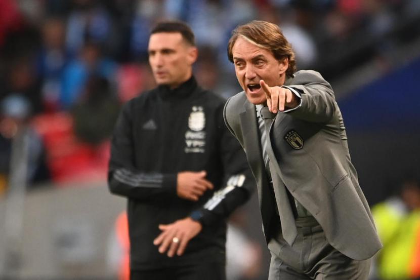 Pelatih timnas Italia Roberto Mancini memberikan instruksi pada pemainnya dalam laga Finalissima melawan Argentina di Stadion Wembley, Inggris, Kamis (2/6/2022) dini hari WIB.