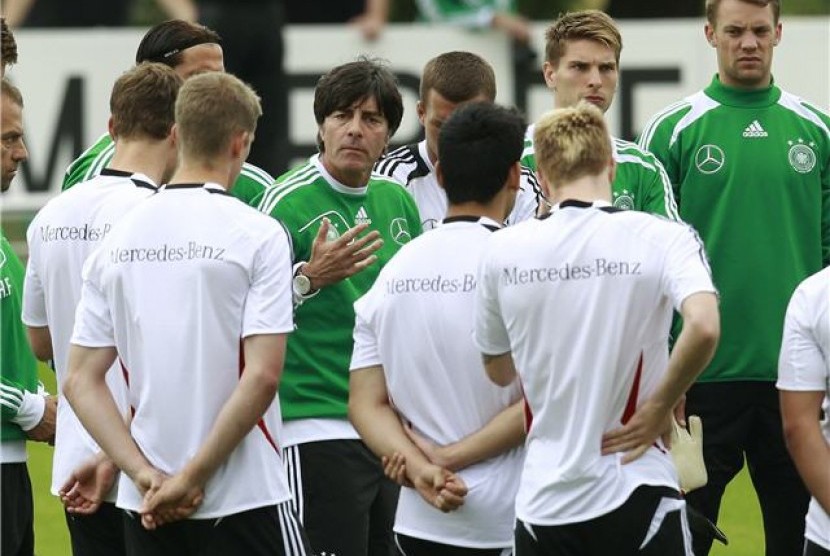 Pelatih timnas Jerman, Joachim Loew (tengah), memberikan pengarahan kepada pemainnya saat menjalani pemusatan pelatihan di Tourrettes, Prancis, Selasa (29/5). 