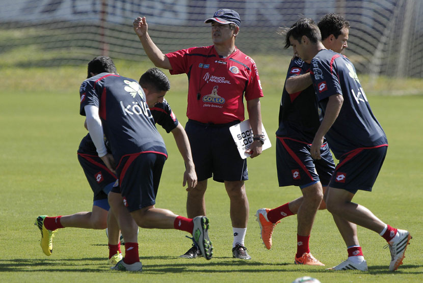 Pelatih Timnas Kosta Rika, Jorge Luis Pinto (tengah), memberikan instruksi kepada pemainnya dalam sesi latihan di San Antonio, San Jose, pada 19 Mei. 