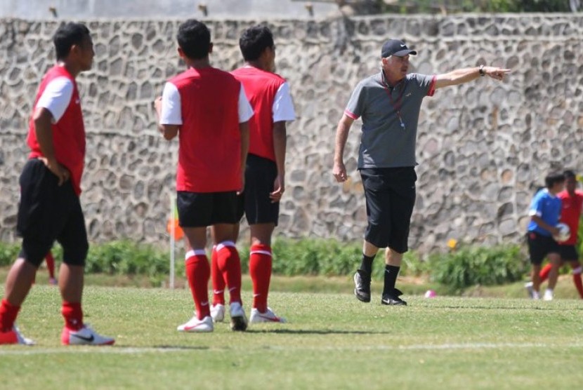 Pelatih Timnas KPSI Alfred Riedl saat berlatih di Malang