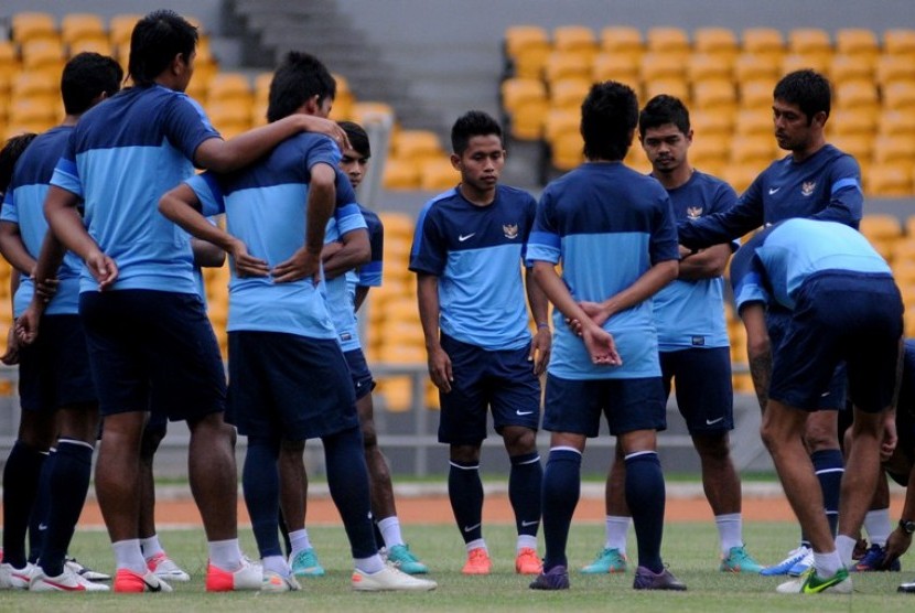 Pelatih Timnas Nil Maizar memberikan pengarahan kepada pemain dalam sesi latihan di Stadion GBK jelang Piala AFF