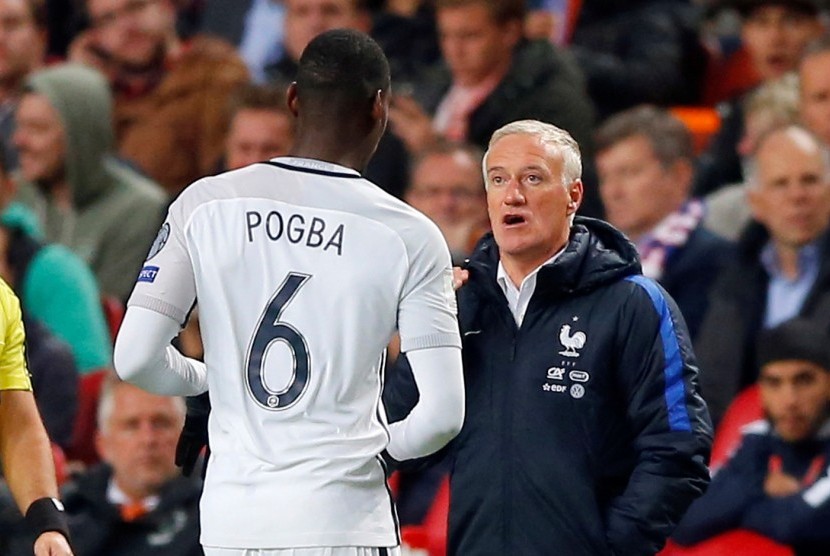Pelatih timnas Prancis, Didier Deschamps memberikan instruksi kepada Paul Pogba saat laga kualifikasi Piala Dunia 2018 lawan Belanda di Amsterdam Arena, Selasa (11/0) dini hari WIB. Pada laga itu, Pogba mencetak satu gol penentu kemenangan.